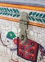 GINER Y COLOMER - Bahut coffre de rangement en bois de manguier peint à la main, motifs multicolores, ouverture par le dessus - 80x43x46 cm